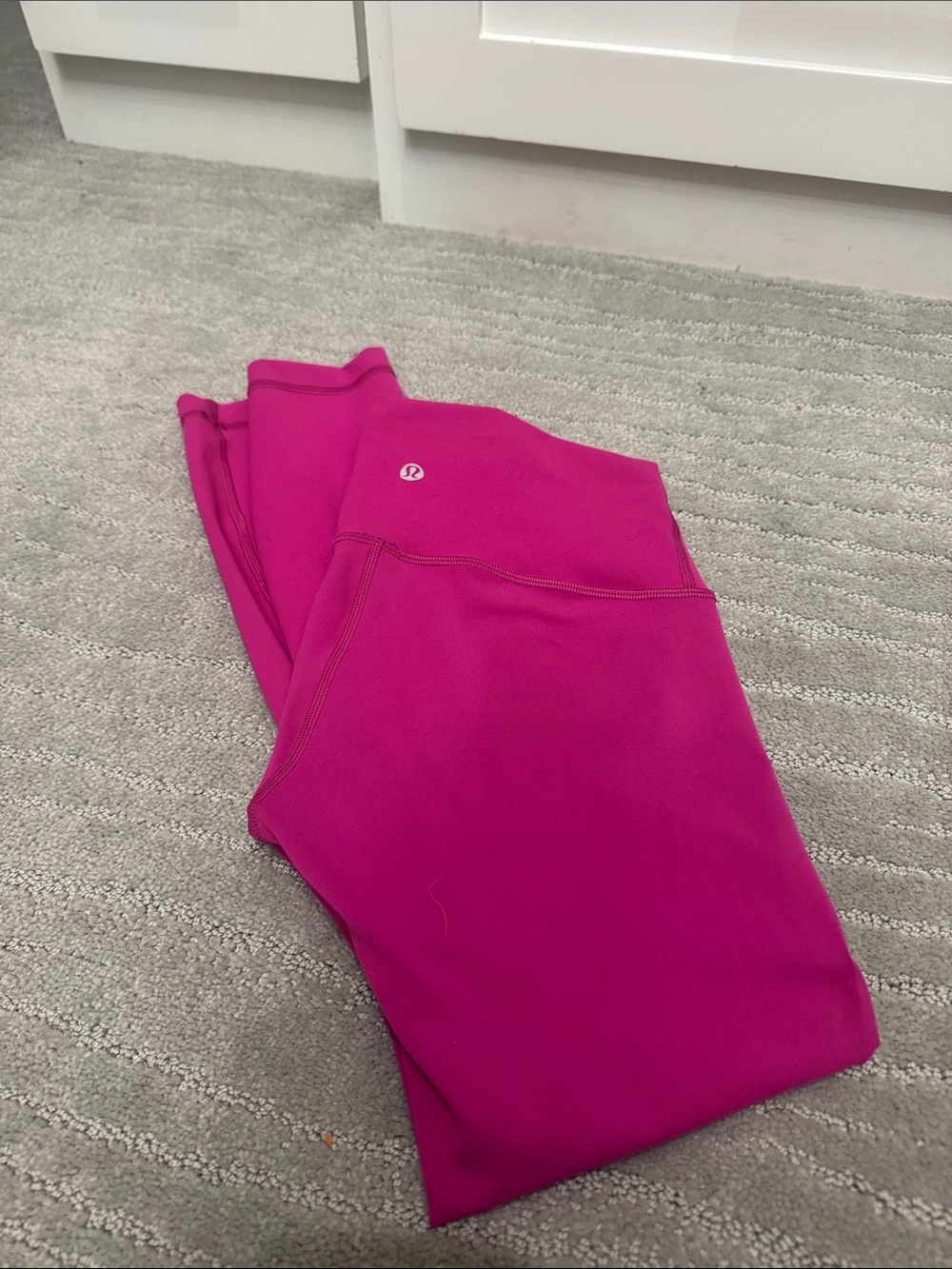 Excellent  25” Lululemon Align high rise leggings sonic pink/magenta color. Sz 4